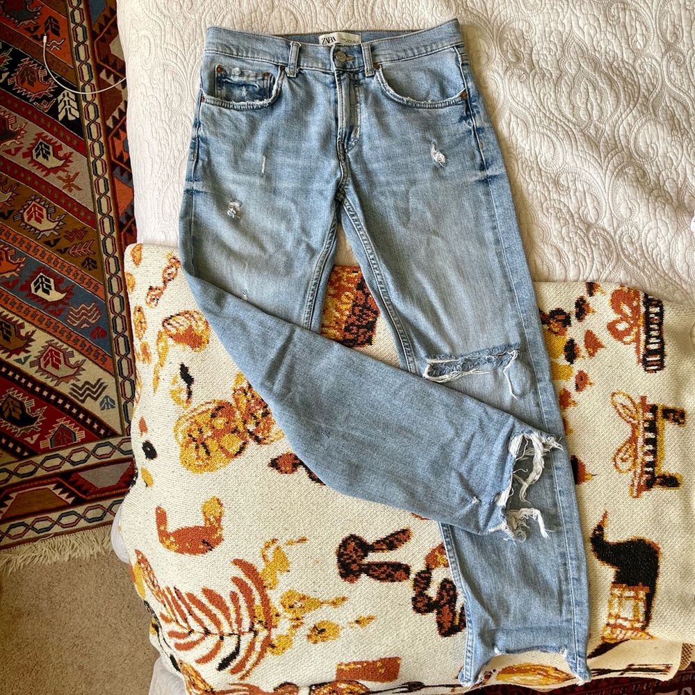 Light blue distressed jeans - Zara